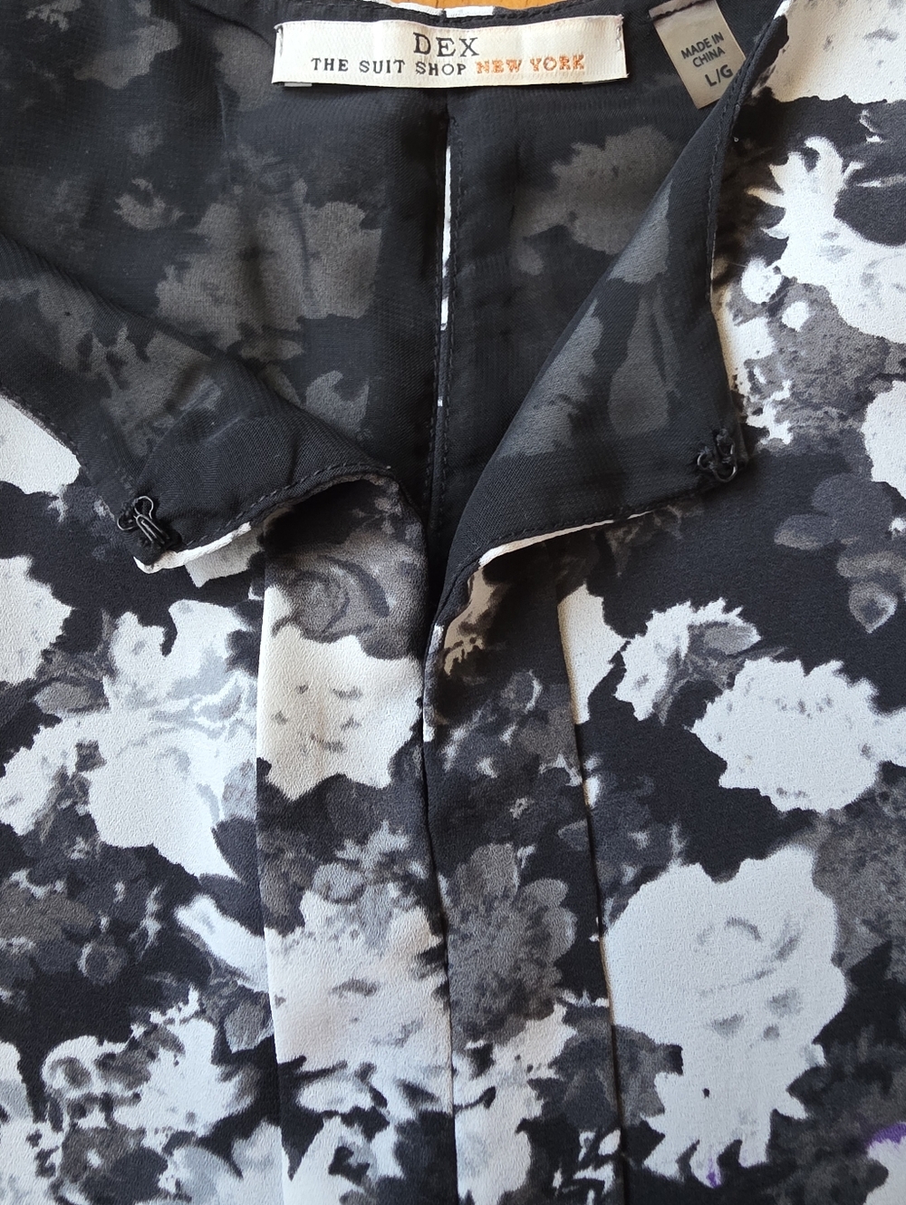 Dex Black & White Lightweight Floral Sleeveless V-Neck Top With Keyhole Back - Picture 8 of 13